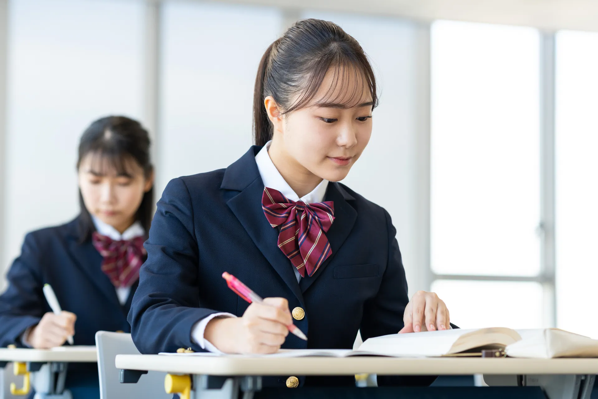 授業でライティングに取り組む生徒
