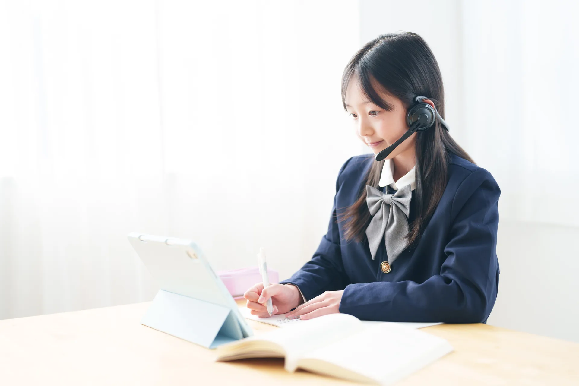 ヘッドセットでオンライン授業を受ける生徒